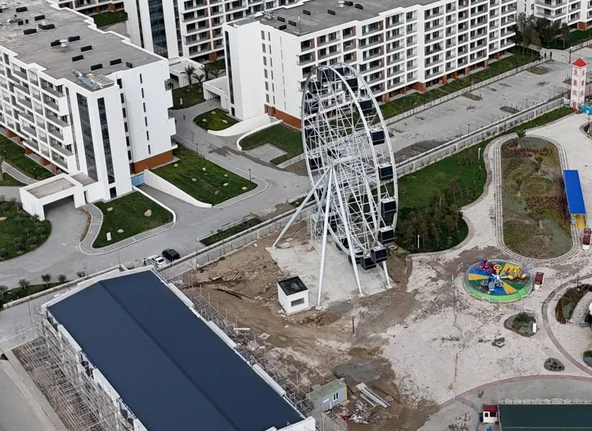 Yuxarıdan çarx: yaşayış korpuslarının yanında ayrıca sahə, aprel 2025