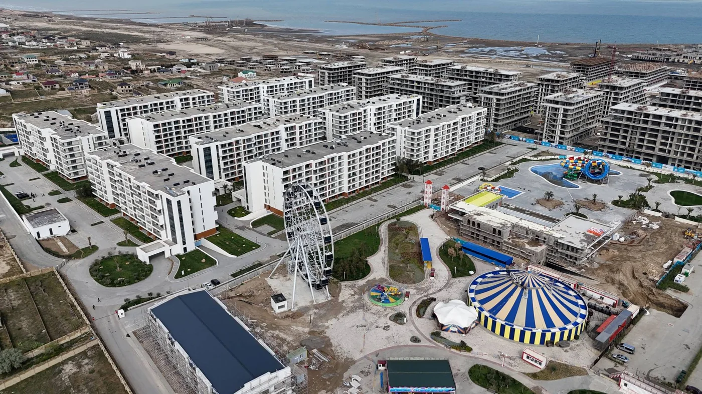 Вид сверху: колесо обозрения, шатёр цирка и кварталы курорта, апрель 2025