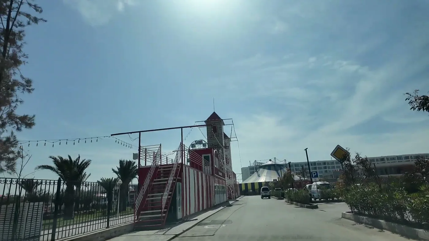 Saatlı qırmızı-ağ giriş qülləsi