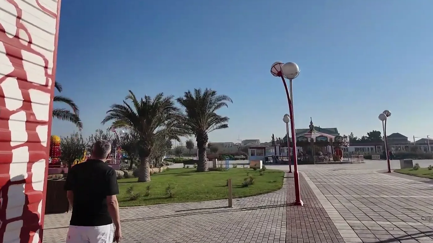 Palmalı və zolaqlı fənərli park meydanı